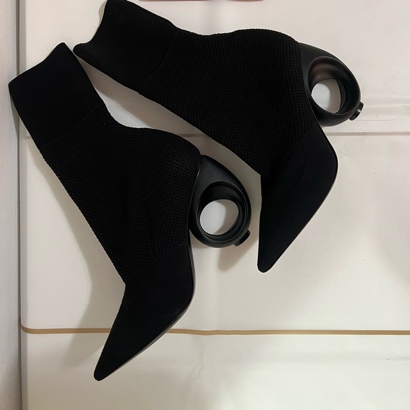 Burberry Kimberley Pointed Toe Ankle Boots - Picture 2 of 7